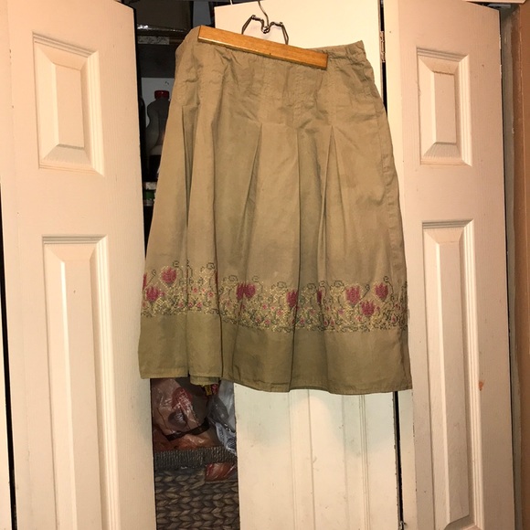 Perfect skirt for summer into autumn, box pleated - Picture 2 of 7
